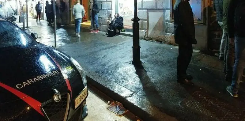 Colpisce al volto coetaneo per rubargli lo smartphone