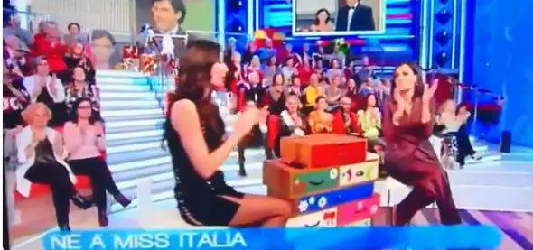 La gaffe in diretta di Caterina Balivo: augura "buon anno" a Fabrizio Frizzi