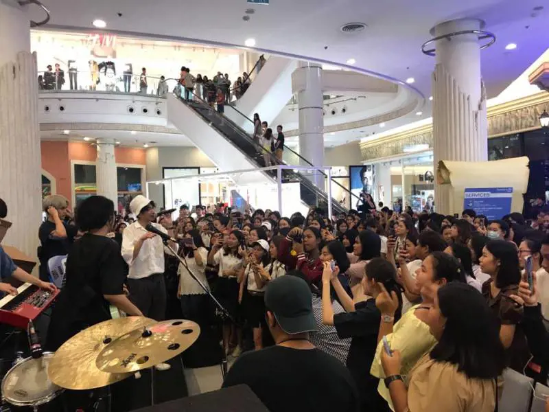 Bangkok, italiano si getta dal sesto piano di un centro commerciale