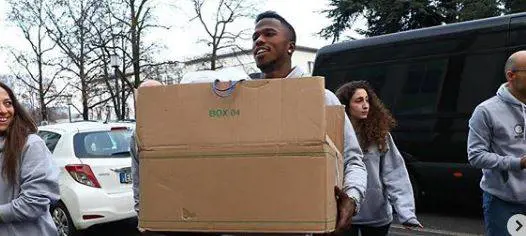 Inter, il bel gesto di Keita: porta i regali ai bambini in ospedale