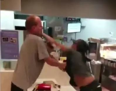 Aggressione al McDonald's, ma il cliente se la prende con la cassiera ex-pugile
