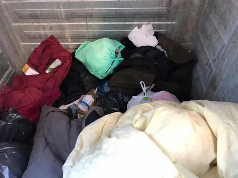 Il clochard a cui gettano le coperte? "Con l'elemosina incassa 1800 euro al mese"
