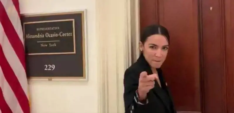 Alexandra Ocasio-Cortez balla all'università e scoppia la polemica: "Non era discriminata?"