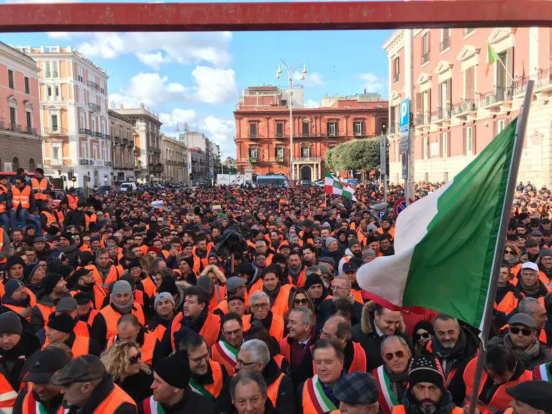 Bari, agricoltori in piazza: le ragioni dei gilet arancioni
