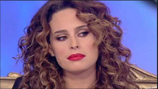Sara Affi Fella ”Chiedo scusa a Maria De Filippi. Ero drogata di tv”