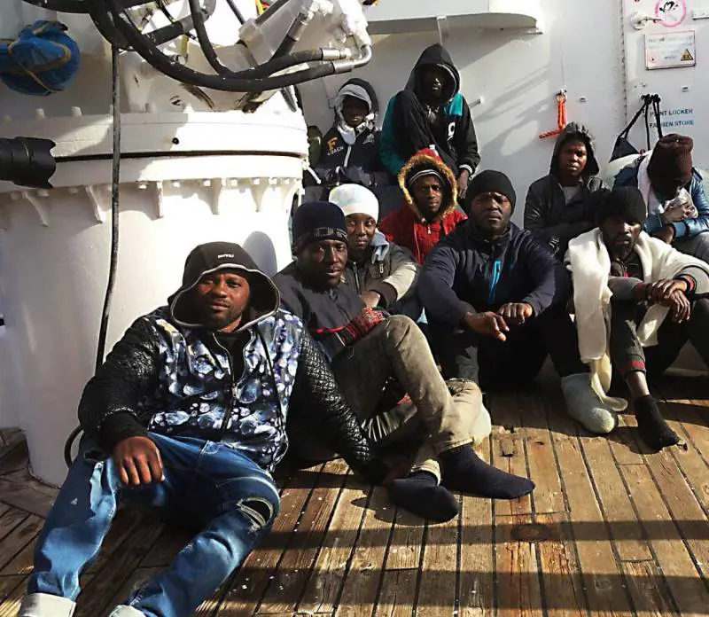 Migranti in Italia, Salvini può opporsi: "È possibile bloccarli in aereo"