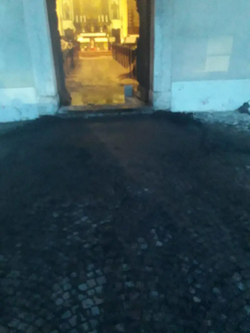"I veri martiri sono in mare". Incendiato il portone della chiesa che ospitò il presepe anti-aborto