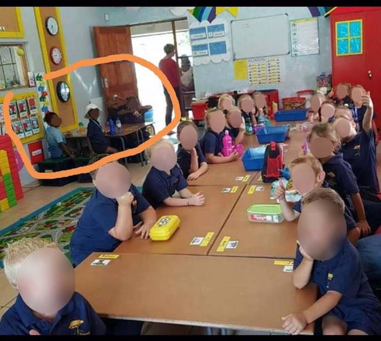 Sudafrica, bambini neri in un banco separato dai bianchi