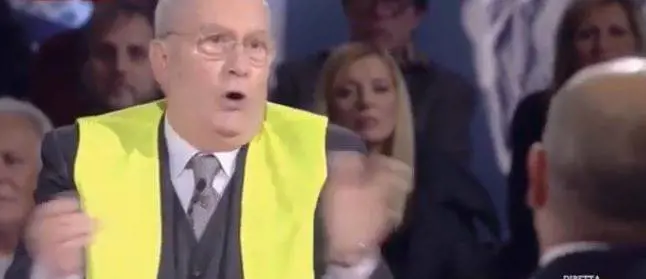 "Togliti il gilet", "I tagli?". Lite Paragone-pensionato