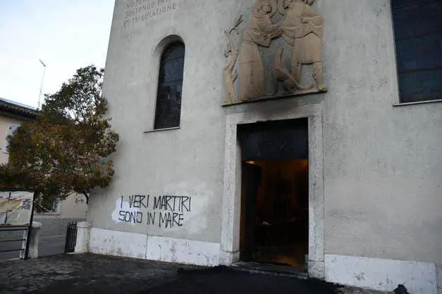 "Luridi infami". E Meloni porta in Parlamento gli incendiari di Rovereto