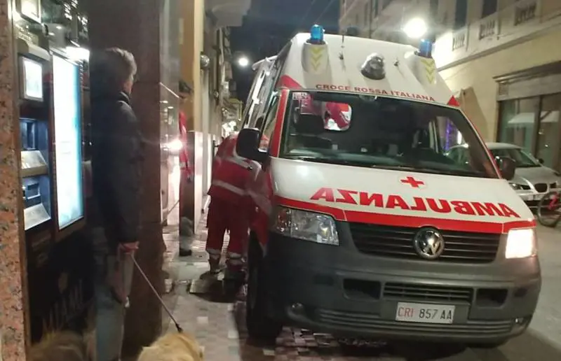 Nordafricano mette ko giovane donna italiana con un pugno faccia