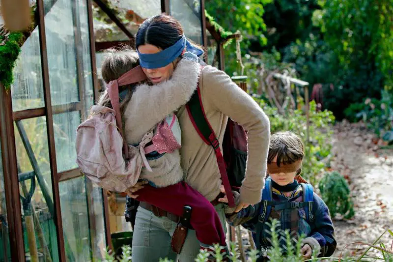 "Bird Box Challenge": il folle gioco-sfida che spopola sui social