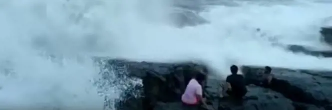 Palermo, stava pescando sugli scogli: 17enne travolto da un'onda