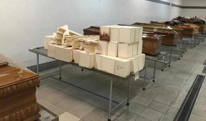 Napoli, spoglie lasciate a marcire nel cimitero di Poggioreale
