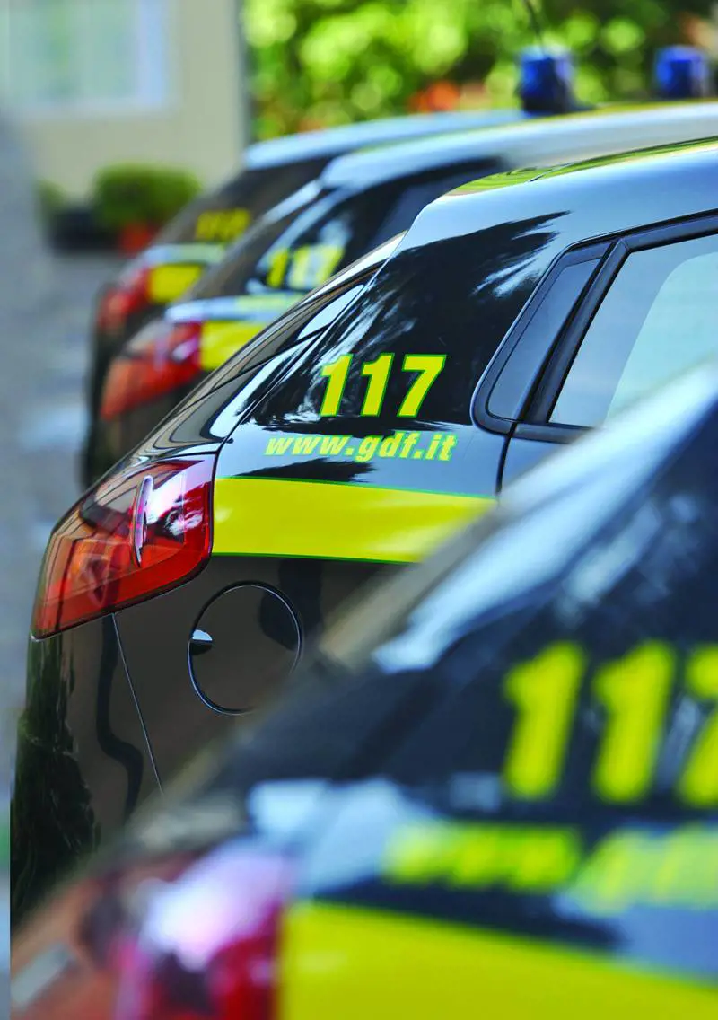 Permessi falsificati, in manette finiscono poliziotto e finanziere