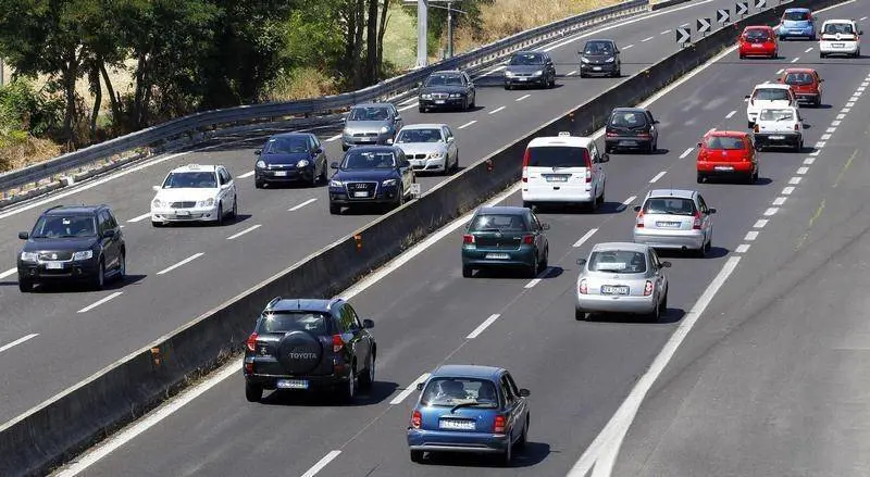 Roma, a piedi lungo l’autostrada con marijuana nella valigia: arrestato pusher del Gambia