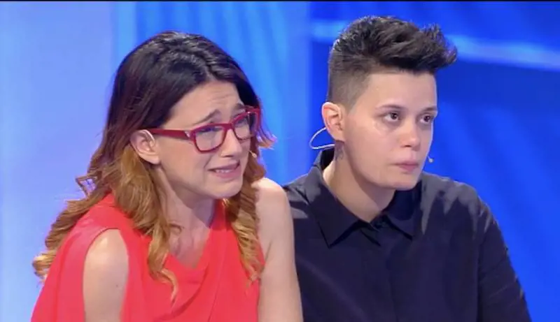 A "C'è Posta per Te" l'amore tra due donne e una famiglia da unire