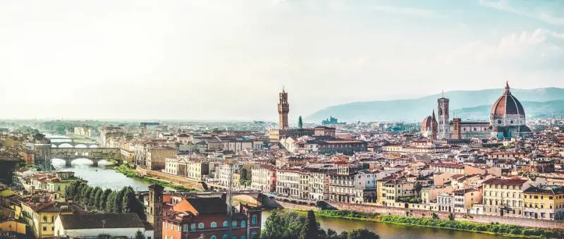 Firenze, voleva campeggiare in stazione: multa da 160 euro