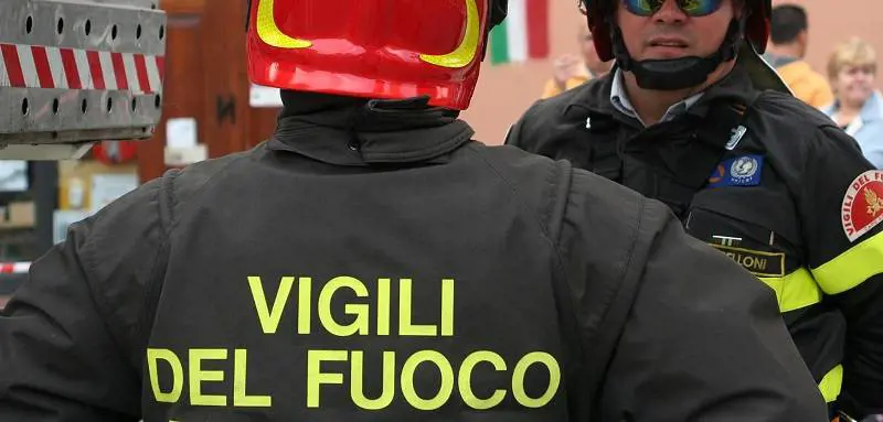 Napoli, vigili del fuoco presi a sassate da quattro minorenni per il falò di Sant’Antonio