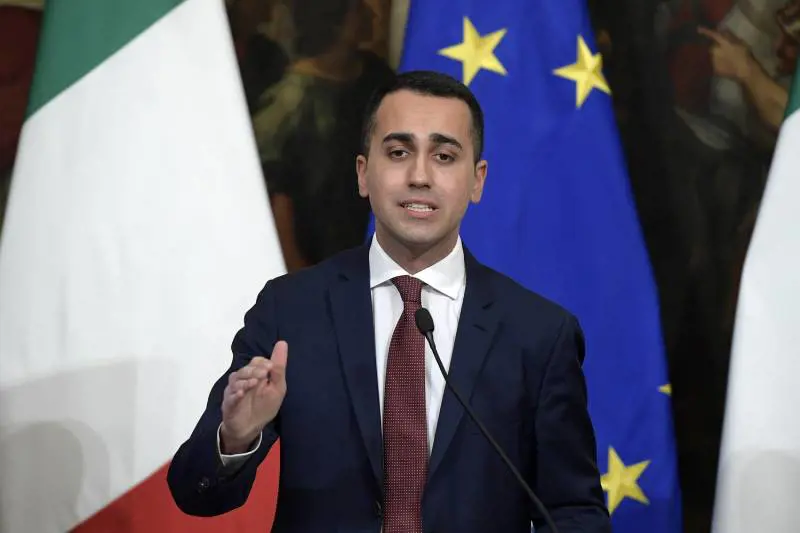 Alla fine Di Maio confessa: "Reddito a rom e clochard"