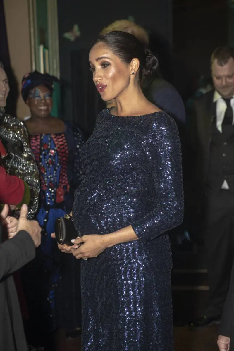 La regina Elisabetta contro Meghan: "È un cancro. Se divorzia da Harry le diamo 37 milioni di dollari"