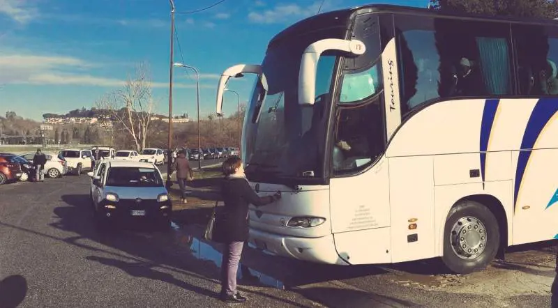 Sgomberato centro accoglienza. I "compagni" bloccano pullman