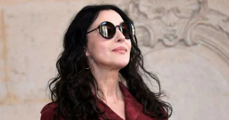 Monica Bellucci: conquista tutti con il suo look alla "Parigi Fashion Week"