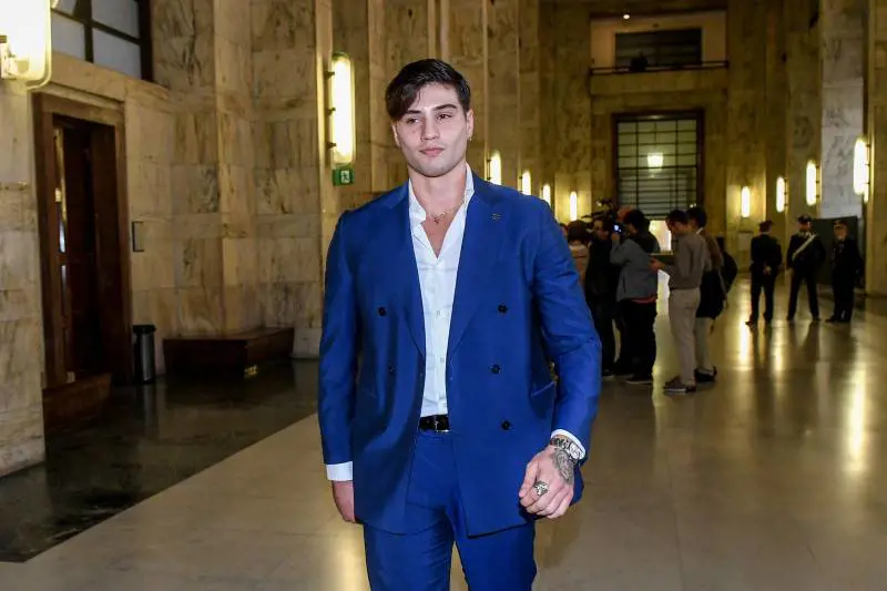 Niccolò Bettarini si tatua la stessa corona di Simona Ventura