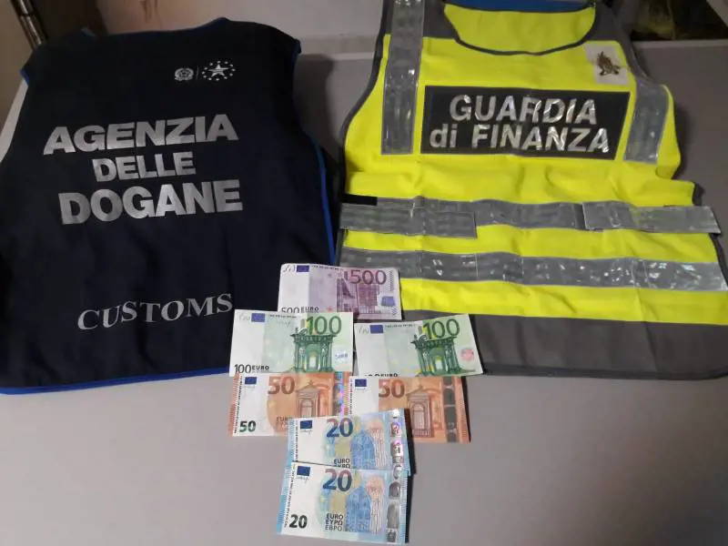 Pizzicato con le banconote false all'Aeroporto, arrestato