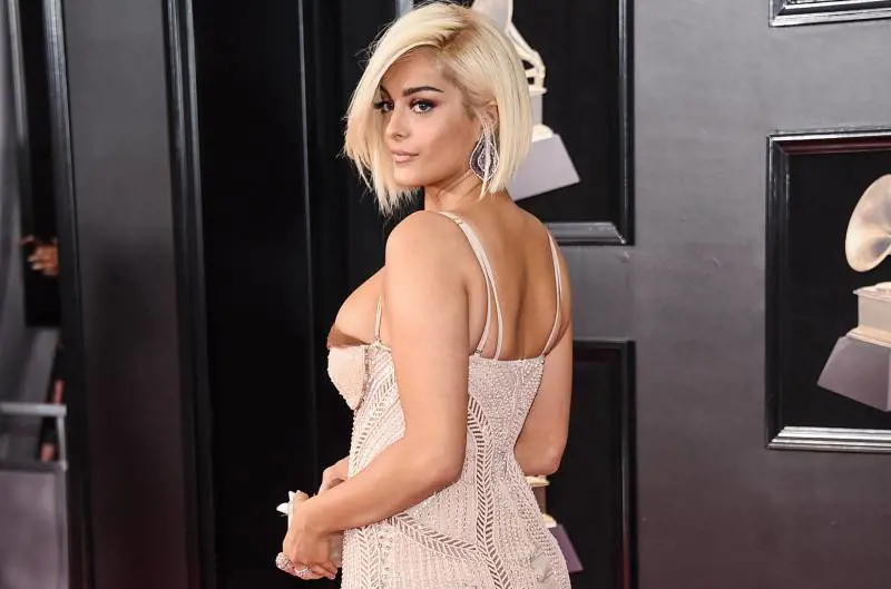 Bebe Rexha, la pop star extra large si sfoga sui social: “Gli stilisti non mi vogliono. Per loro sono troppo grassa”