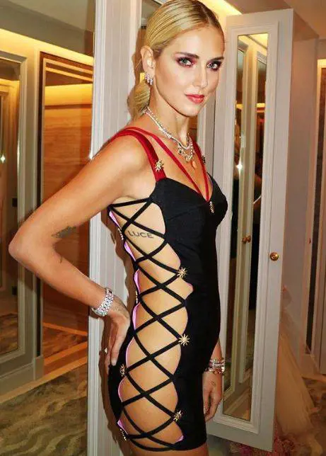 Chiara Ferragni si mostra sui social senza intimo. Il web: "Sembri una salsiccia"