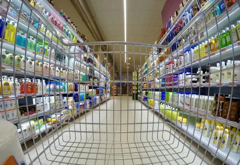 "Ti spezzo le gambe". Cinese aggredita al supermercato perché non parla l'italiano