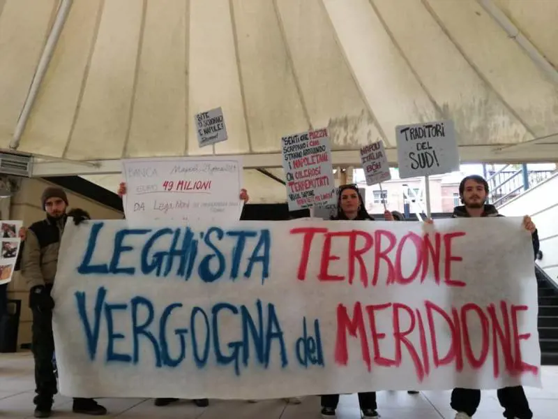 Proteste dei centri sociali contro la scuola di formazione della Lega