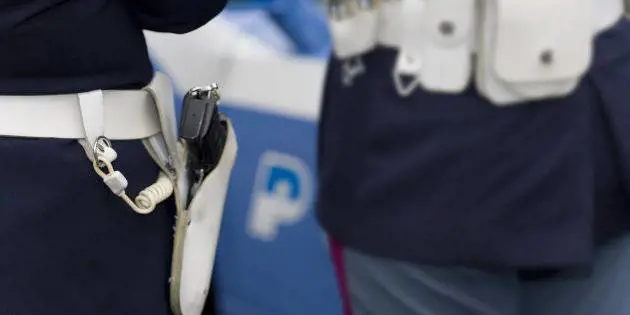 Aggredisce e morde i poliziotti: gambiano riaffidato a comunità