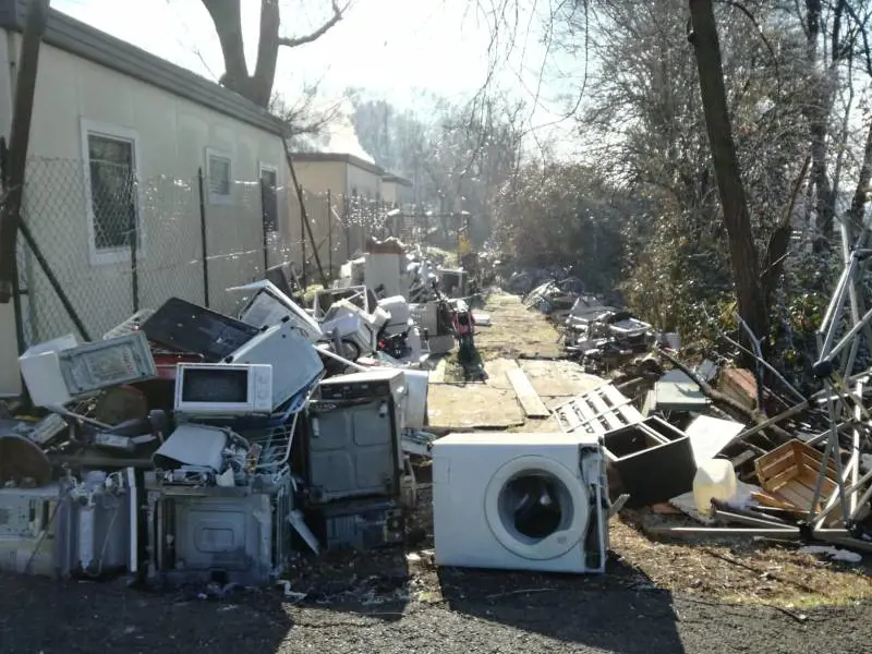 Nel campo rom di via Martirano i rom ribelli non pagano l'affitto