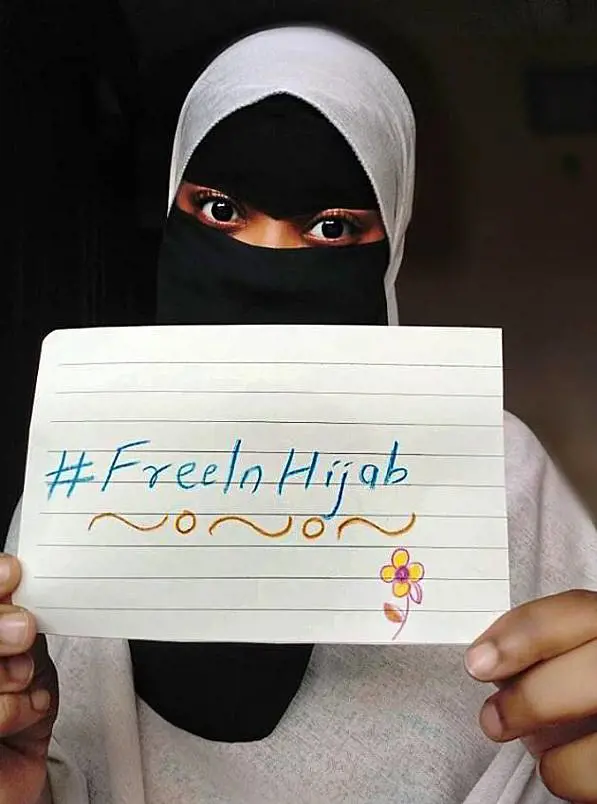 Donne in rivolta contro il velo