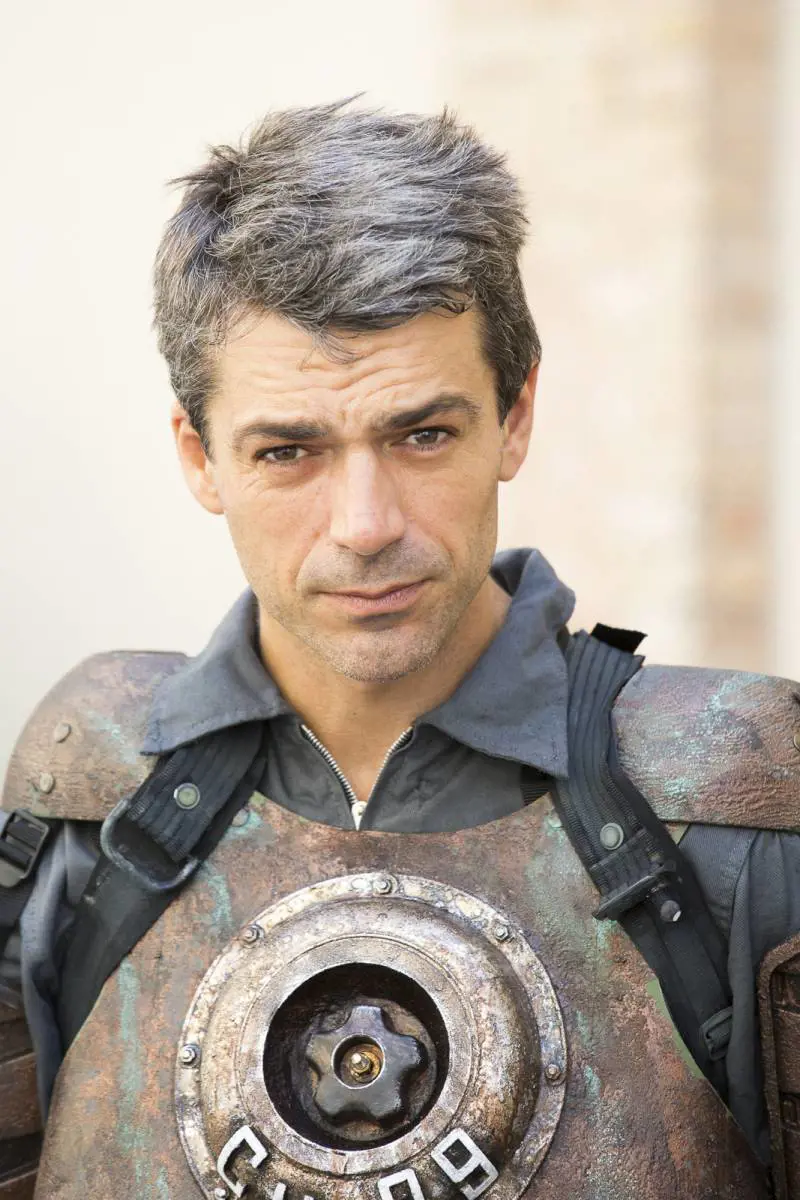 Argentero, il supereroe alla Forrest Gump che combatte le ingiustizie e la violenza