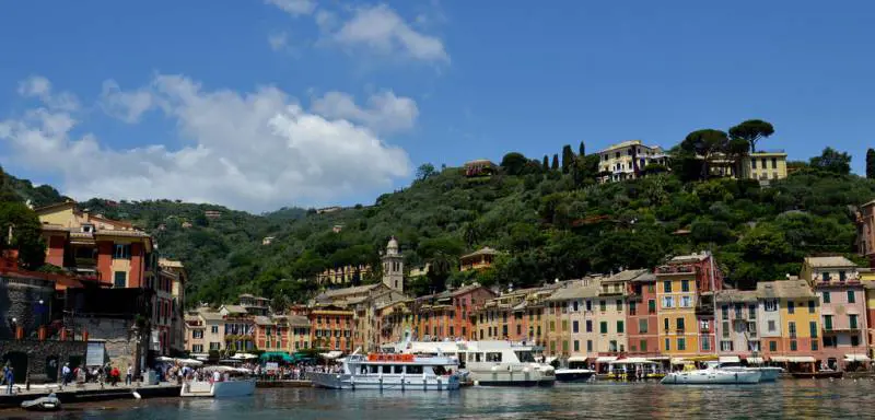 Escursionista brucia dei fazzolettini e dà fuoco al monte di Portofino