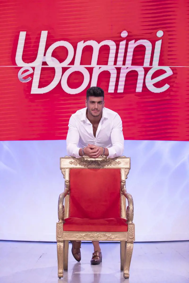 Uomini e donne in prima serata con i tronisti, il castello e Valeria Marini