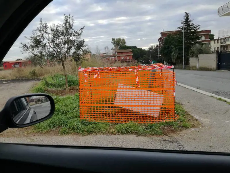 Crollata a terra e immersa nel degrado la targa dedicata a Benedetta Ciaccia, vittima dei jihadisti