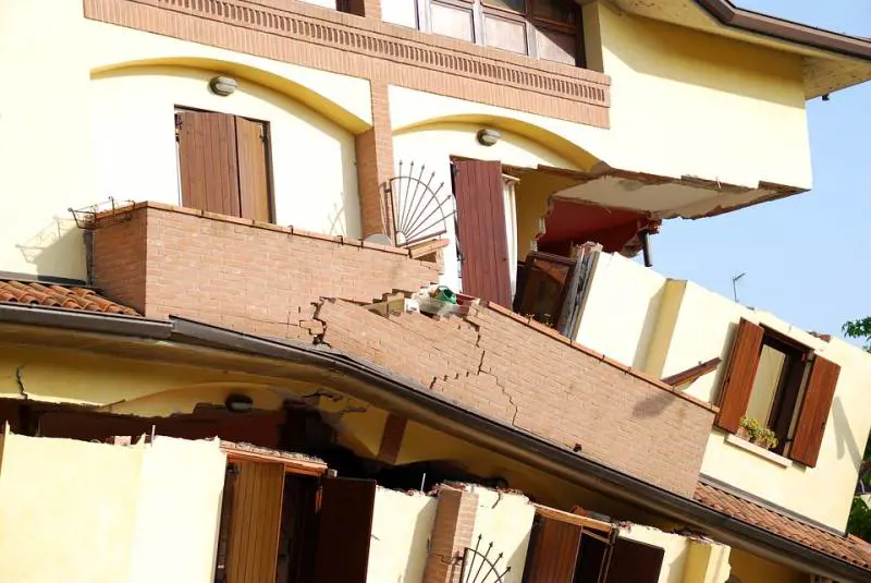 Afragola, crolla un palazzo dopo l'apertura di una voragine