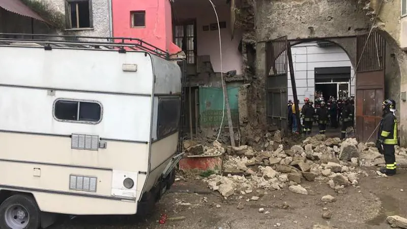 Si apre voragine e crolla palazzo: "Pioggia probabile causa"