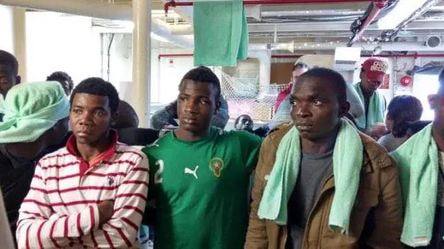 Sea Watch, la farsa dei migranti minori: sono nati tutti lo stesso giorno