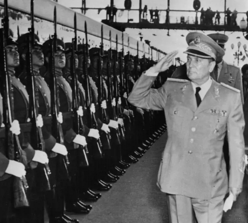 "Via l’onorificenza a Tito". Così FdI cancella l'affronto ai morti nelle foibe