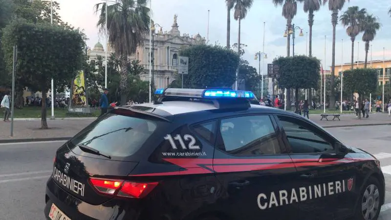 Aggredisce donna in sosta per rapinarle l'auto