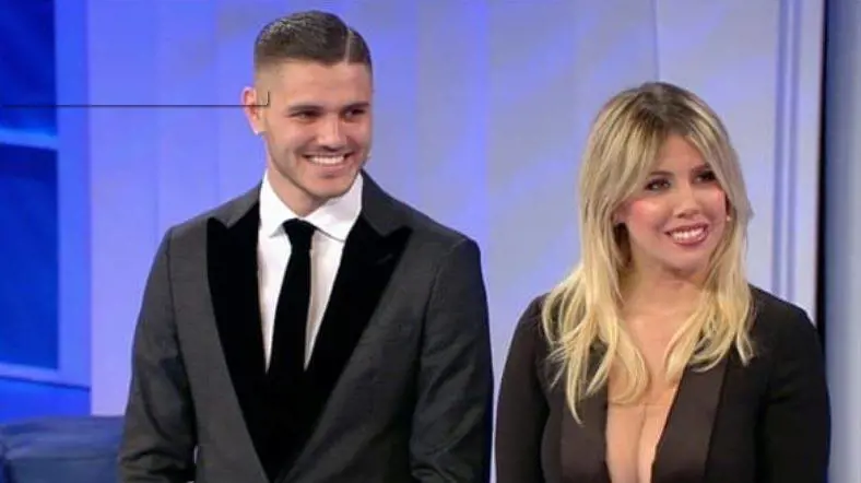 La scollatura di Wanda Nara agita il web: "La prossima volta vai con le z... di fuori"