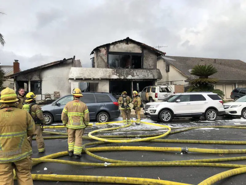 Aereo bimotore precipita su una casa in California: 5 morti nello schianto