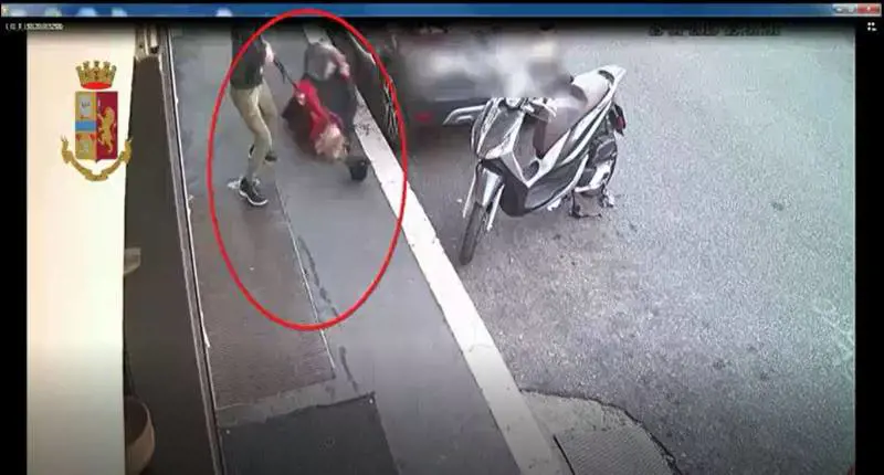 Un fermo immagine del video dell'aggressione