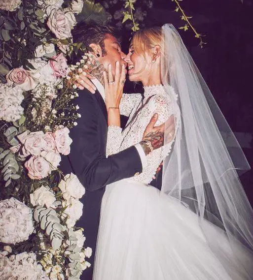 "Sono cinque mesi che siamo sposati". Ma Fedez sbaglia e la Ferragni lo inchioda: "Rinco"