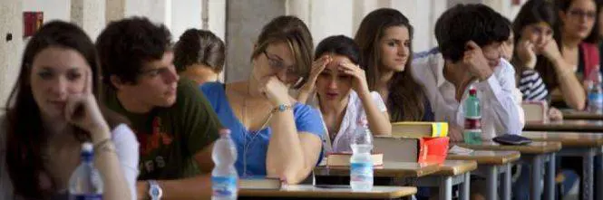 Brindisi, docente trasferita. Alunni e genitori protestano con un flash mob